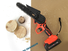 Mini Chainsaw elettrico tenuto in mano a 6 pollici